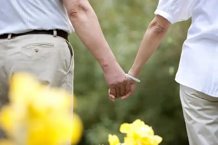 老年夫妇浪漫手拉手