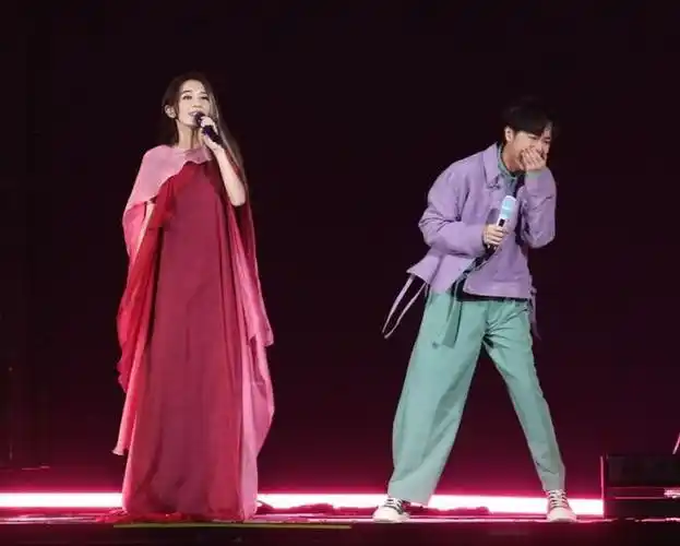 田馥甄与吴青峰合体演唱会气质迷人惊艳全场