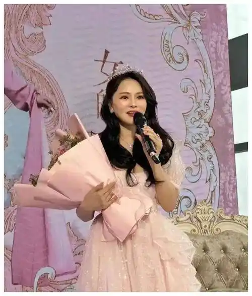 伊能静56岁提前庆生粉裙皇冠扮公主华丽夺目太令人羡慕了