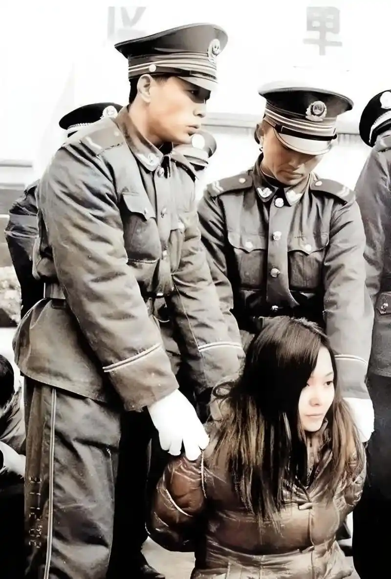 90年代公判大会,一个年轻漂亮的女孩,被宣判死刑,镜头前的她都是绝望