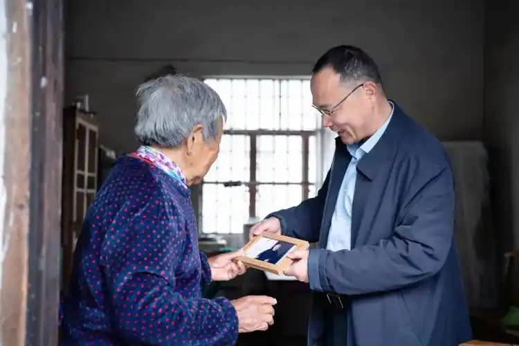 一张照片定格幸福瞬间!记录老人的美好时光→