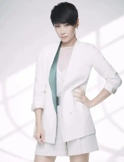 剪"奶奶灰"短发的梁静酷到飞起,一身干练白西装又美又飒!