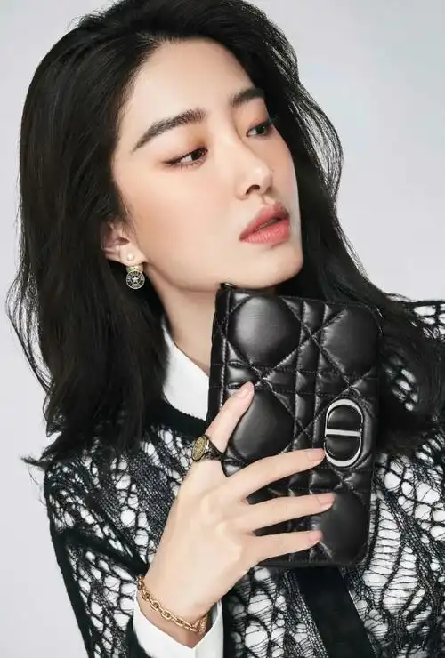 杨采钰,美艳动人,尽显迷人气质的写真!__财经头条