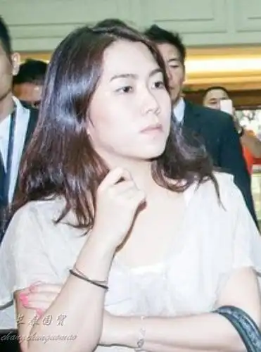 黎明还给女友升职,并让其掌握旗下公司的决策大权.阿wing曾是李治