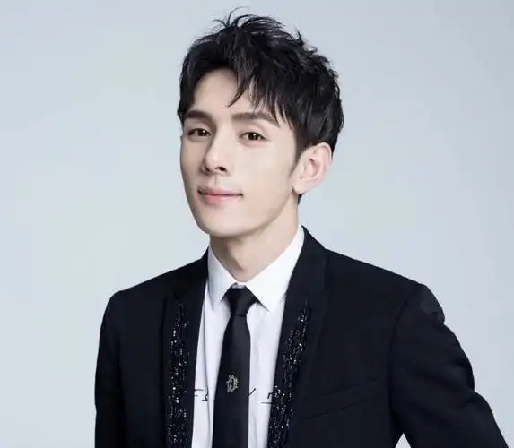 的确很不一样～其实早在今年5月份,李佳琦就曾公开为母校南昌大学100