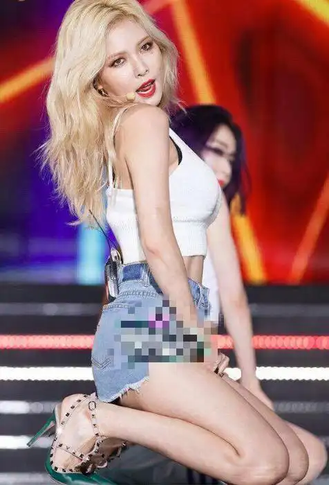 金泫雅衣服意外散开,全程抓衣服表演,故意炒作还是舞台事故?