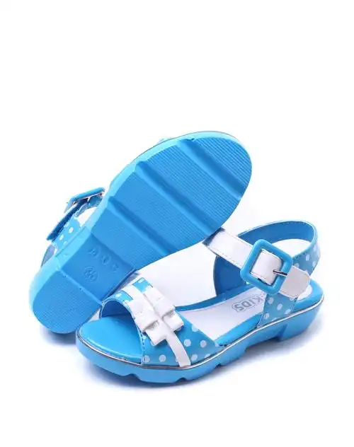 女中童蓝色凉鞋