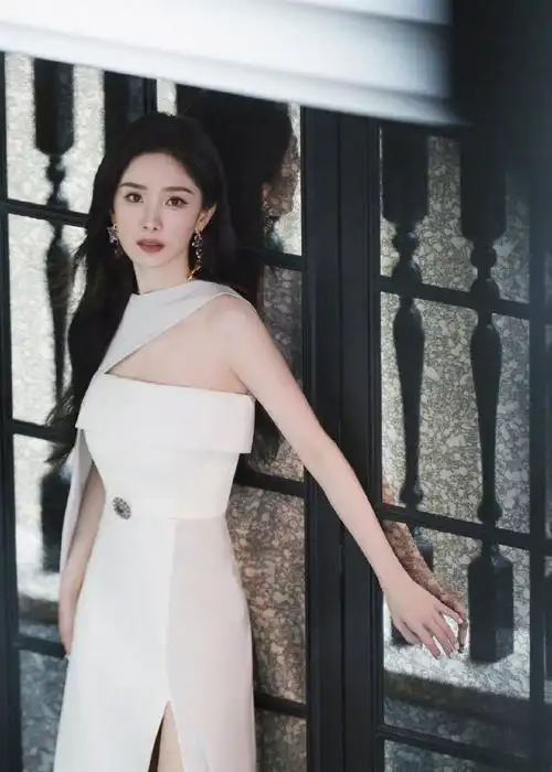 杨幂开叉披风白裙##杨幂成都活动人气