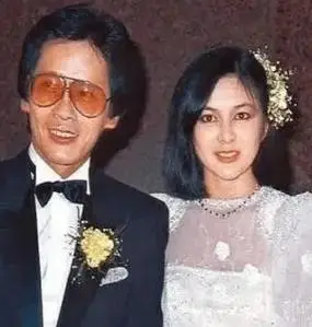 61岁关之琳大理酒吧纵情热舞同桌男士疑似新欢曾被曝私生活混乱