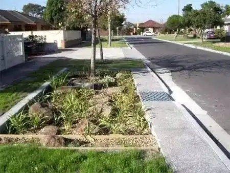 金斯敦市议会设计和建造了一大批水敏性设计项目,包括200多个雨水花园