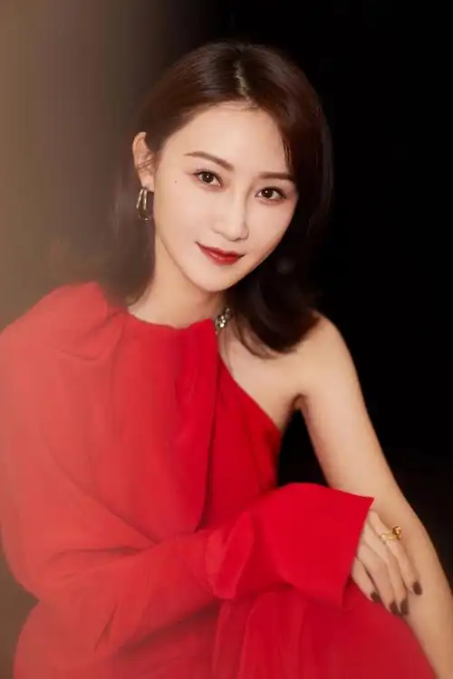 中国大陆女明星林鹏红色裙礼服性感妖娆诱惑写真集