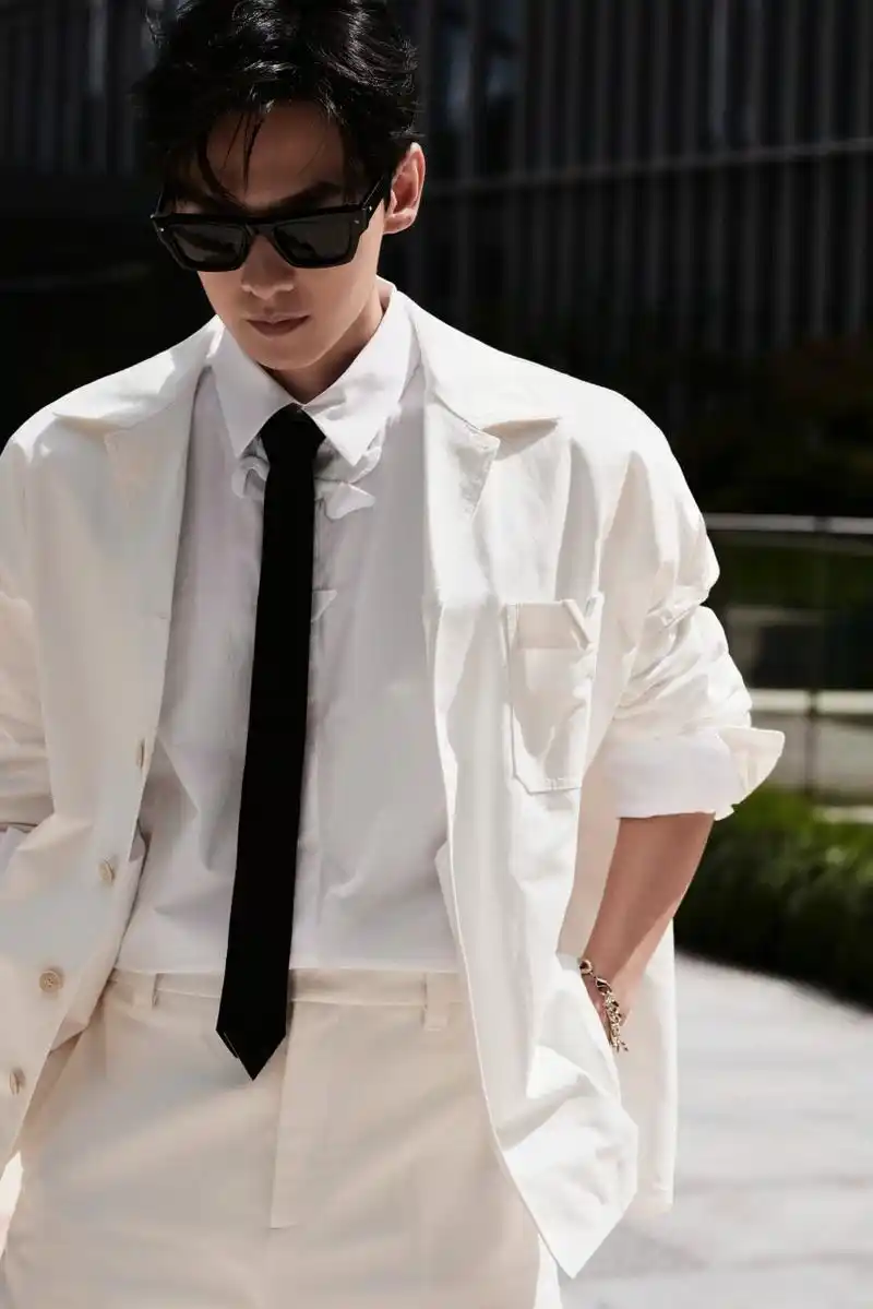 杨洋# 指尖勾勒画卷,以黑领带编码至臻格调,白衬衫晕染炙热延绵,市创