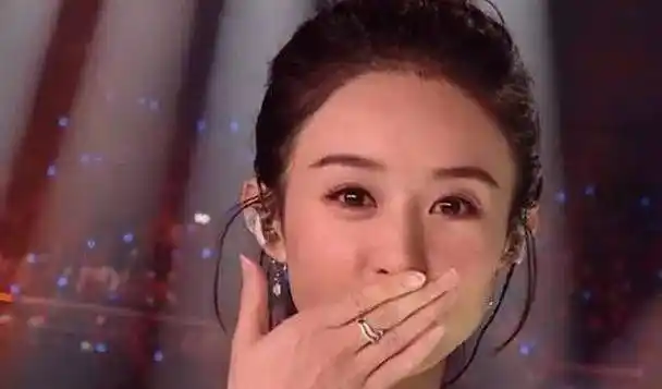 赵丽颖参加跨年,主持人一句玩笑让她接不上话,结果主持人被骂惨_因为