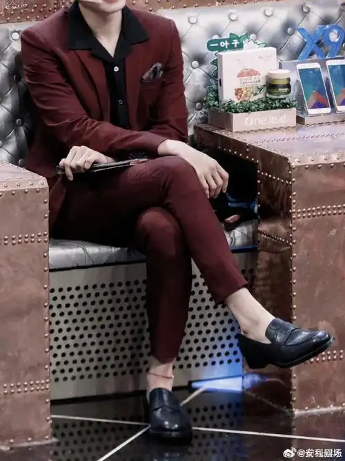 魏大勋的脚踝##魏大勋的脚踝绑了红绳