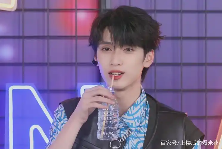 时代少年团严浩翔生日直播高清图片,扑捉到了一只可可爱爱的浩翔