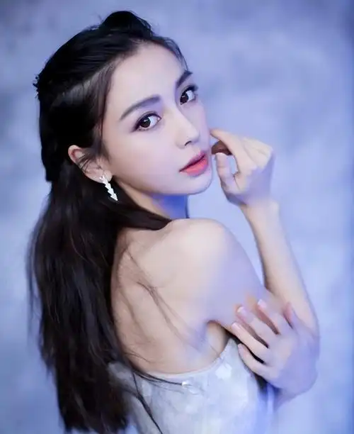 杨颖风波后首次现身时装周身穿旗袍彰显态度状态憔悴引热议