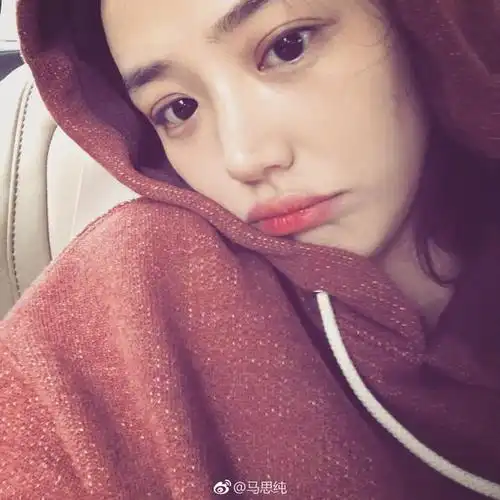 马思纯晒素颜自拍皮肤好扎紧帽口嘟嘴卖萌很无辜