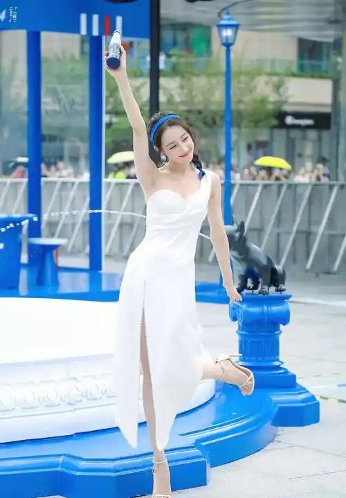 迪丽热巴本人身高168公分,身材比例已经很完美了.