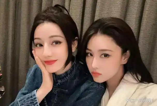 张馨予在11月6日晒出了一组和迪丽热巴的搞怪合照,展现了她们的闺蜜情