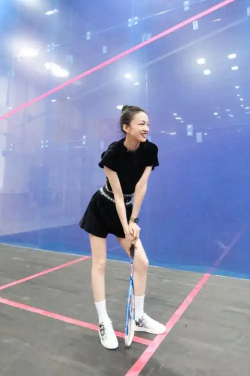 39岁张韶涵罕晒健身照穿紧身衣秀空中一字马纤瘦身材超养眼