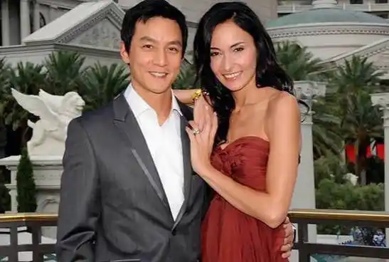 吴彦祖携妻女现身,49岁吴彦祖发福,老婆男相明显,女儿一脸惊恐_变化