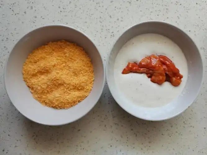 准备原料:小鸡腿,奥尔良腌料,脆皮炸鸡粉,面包糠