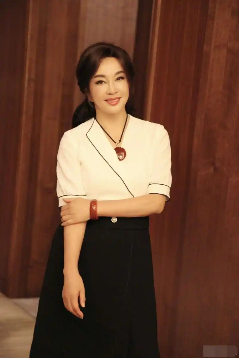 刘晓庆真人长啥样?颁奖现场"用力过度"暴露真实素颜,难以置信