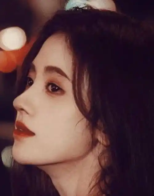 原创鞠婧祎为了美特地穿学生装坐树上拍照镜头拉远坐姿亮了真怕硌着你