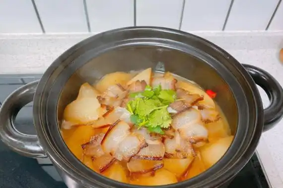 教你做美食:白萝卜炖腊肉,简单而又美味!