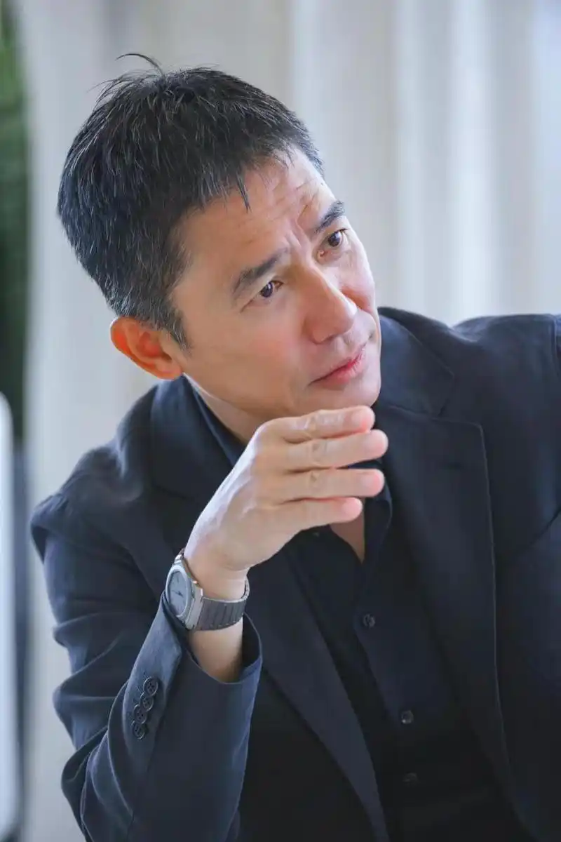 梁朝伟荣获第80届威尼斯电影节终身成就奖,佩戴宝格丽octo finissimo