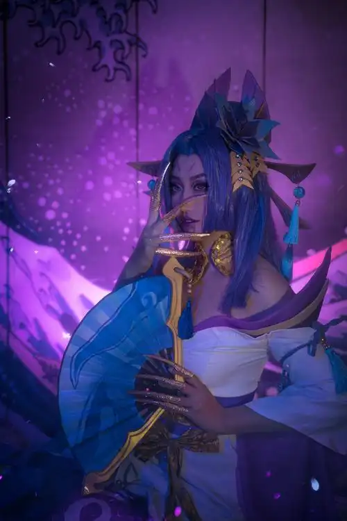 美女玩家cos英雄联盟灵魂莲华coser上官翎