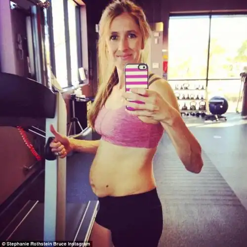 女运动员网晒妊娠纹照片获赞 呼吁女性自信