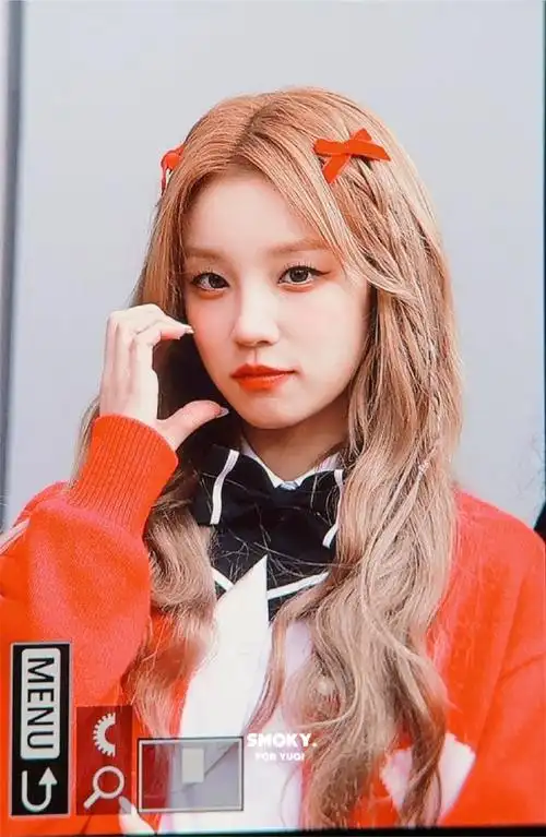 宋雨琦金发红蝴蝶结造型##宋雨琦认歌上班路透图