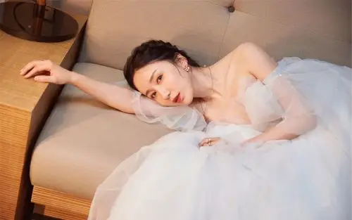 娄艺潇抹胸纱裙性感图片桌面壁纸