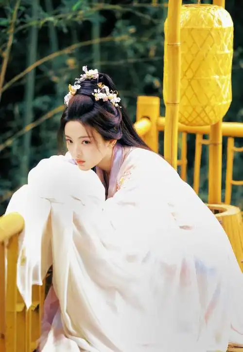 杨超越新剧剧照曝光古装造型温婉动人