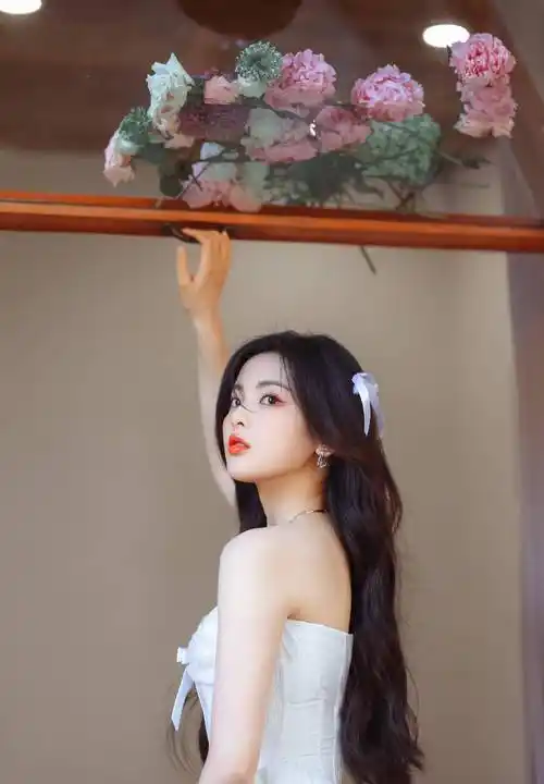 杨超越鲜花大片,一袭白色抹胸长裙,诠译初夏少女的浪漫格调_姐姐_照片