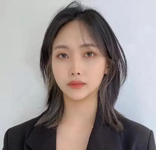 披肩长度的发型几乎可以说是常青款,不限制脸型,通过调节脸周的碎发