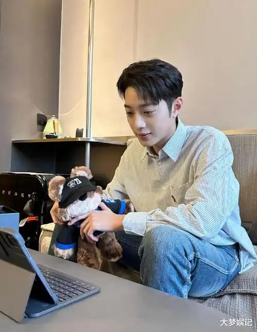 赖冠霖3年前立誓"绝不再犯"!地下停车场乱丢烟蒂又被拍