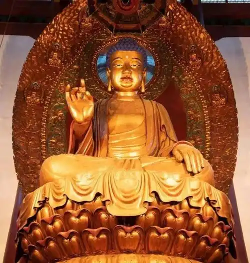 杭州灵隐寺大雄宝殿释迦牟尼佛像