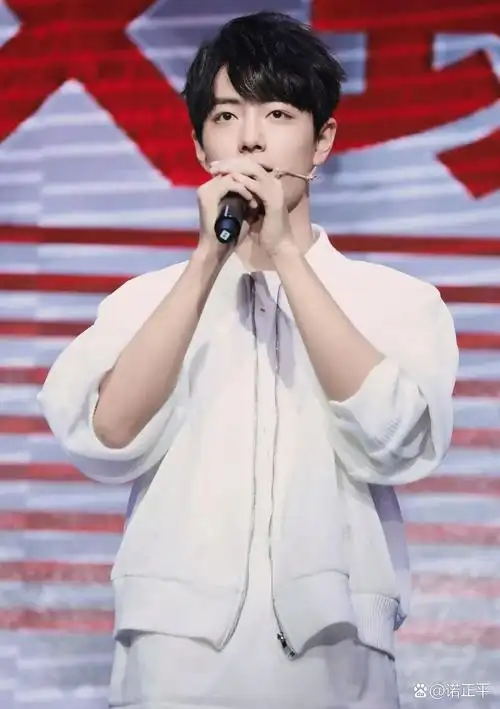 肖战初出道时,脸蛋圆润可爱,皮肤白皙嫩滑,宛如瓷娃娃般,充满少年气息