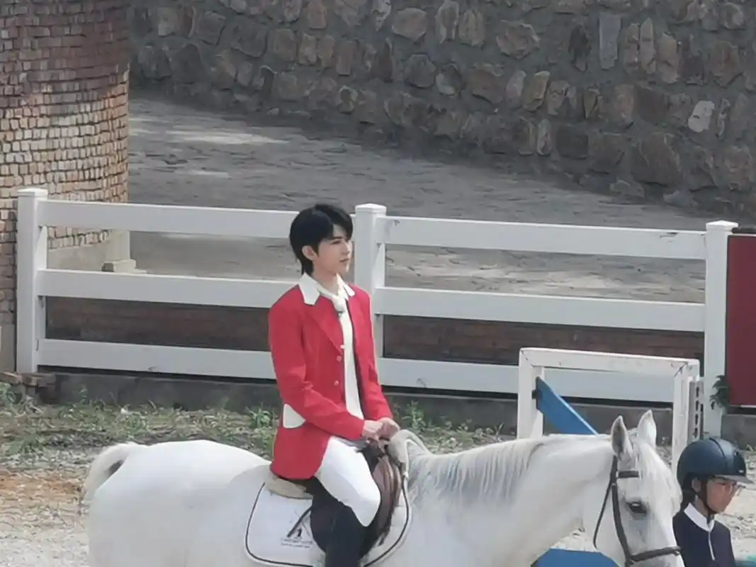 蔡徐坤马术服·东方风云榜助燃蔡徐坤 白马王子,是心动呀~~~@蔡徐坤