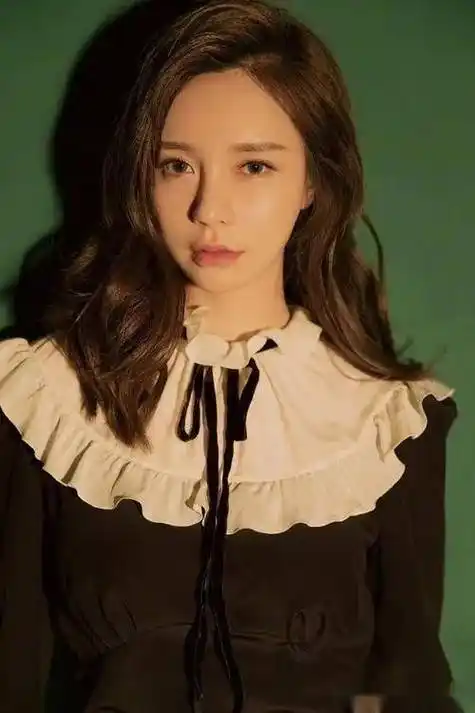 迷人风采沈梦辰,34岁性感写真,杜海涛的女神,美貌与魅力兼备!