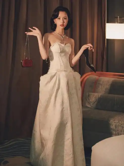 陈都灵白色抹胸礼服尽显优雅