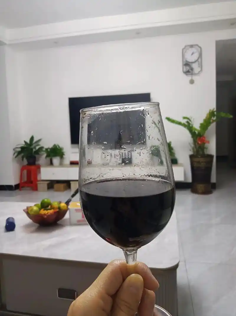 一个人,一杯酒,半夜,宅家独饮,喝的不是酒,而且心事和无奈 - 抖音