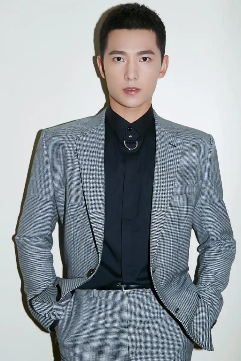 杨洋旧伤复发坚持不坐轮椅,经纪人买热搜引关注  杨洋近日旧伤复发,但