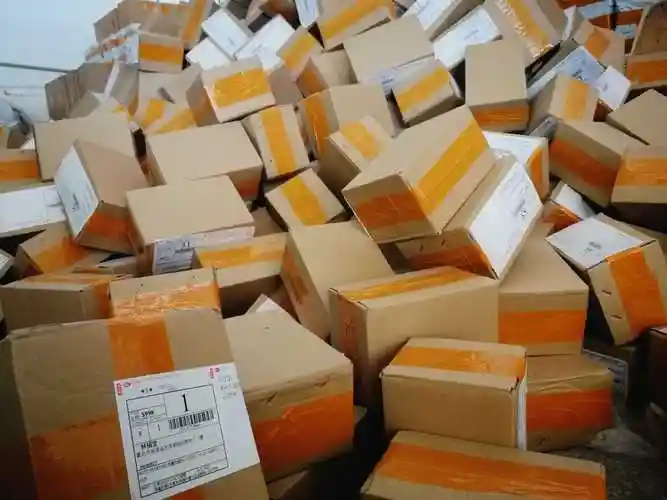 如果快递员在场的话请务必当面拆开包裹,发现东西破损请快递员签字