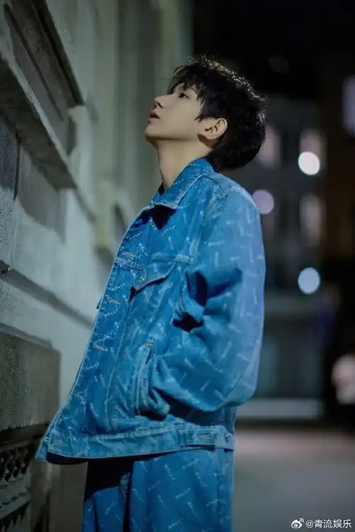 随拍#@tfboys-王源米兰街头随拍来了,一身牛仔套装随性漫步街头,好帅!