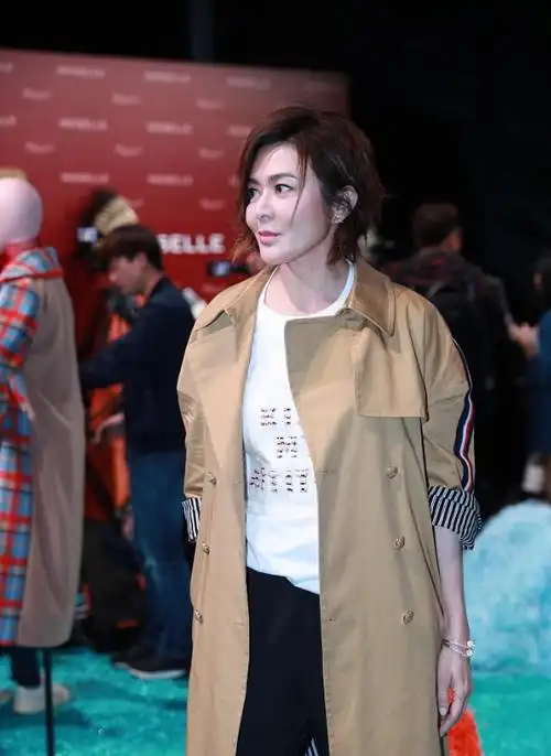 关之琳换了微卷短发减龄15岁,风衣 白t恤,高级时髦还减龄_女士_时尚