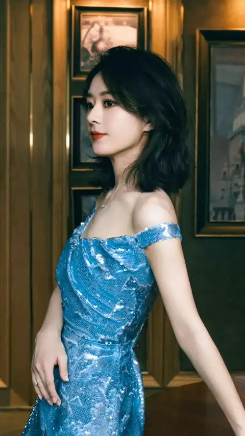 【赵丽颖最近几天多款不同造型观感 穿搭百变>】她最近真是有好多新的