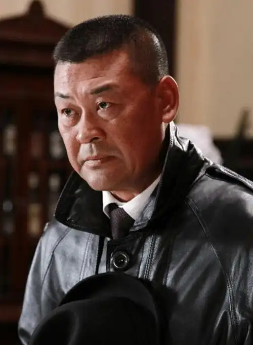 侯传杲,1965年9月19日出生于中国辽宁省抚顺市,是一名内地男演员和